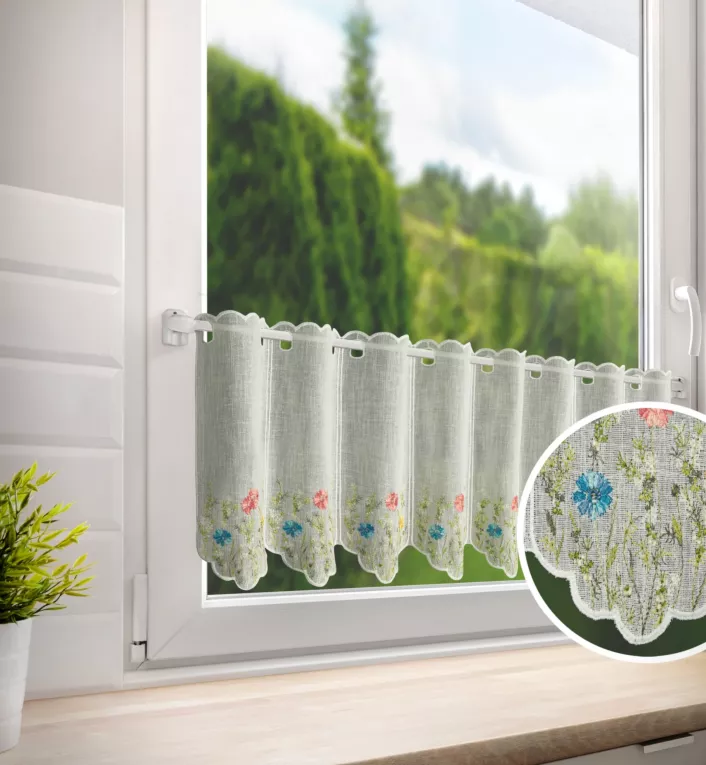 Tkanina firanowa zazdrostka z etaminy zdobiona haftem kwiatów