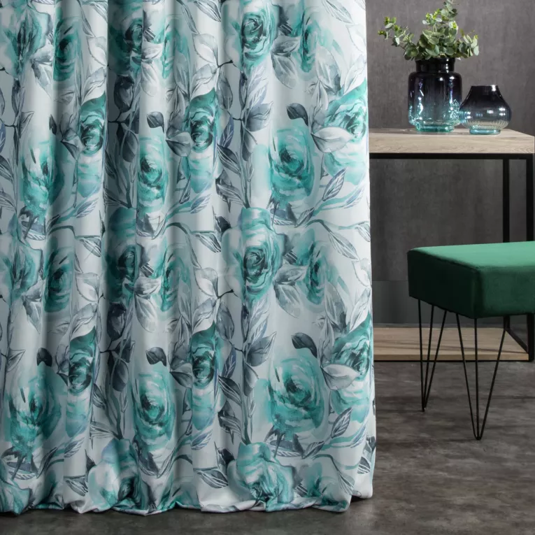 Zasłona szyta na taśmie 5 cm ORIANA biało jasnoturkusowa z tkaniny o naturalnym splocie w malarski kwiatowy wzór