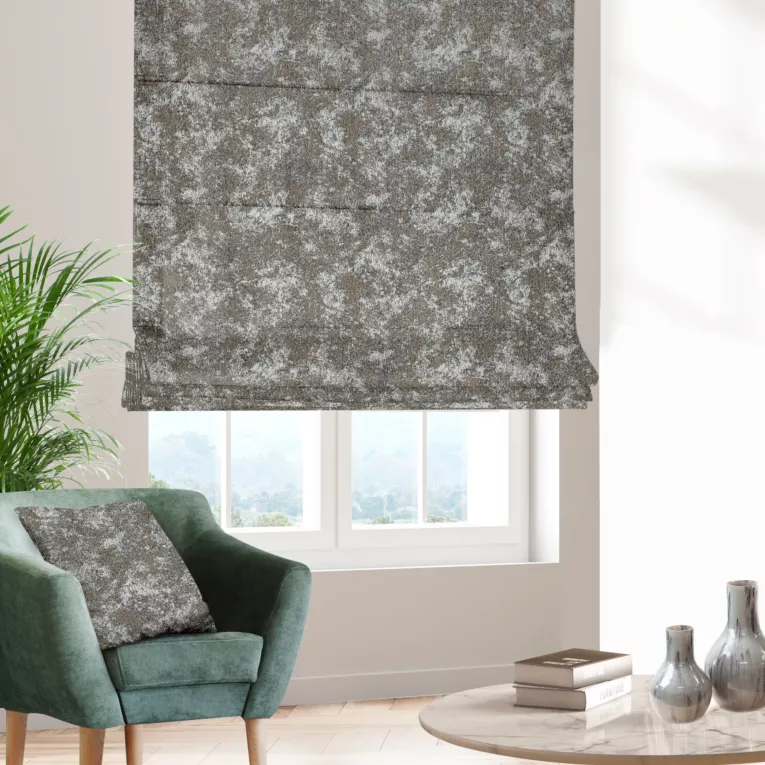 Roleta rzymska brązowa z miękkiej tkaniny szenilowej z efektem przecierki, przetykana nicią metaliczną