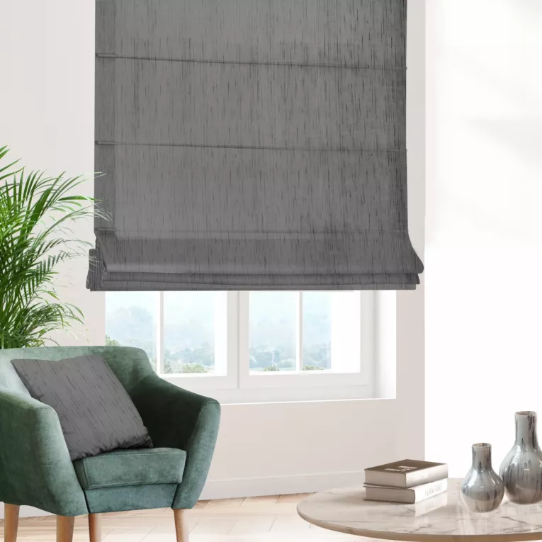 Roleta rzymska grafitowa z tkaniny welwetowej w pionowe prążki, wykończona obciążnikiem