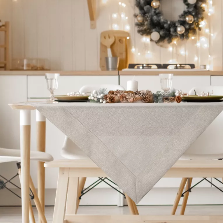 Obrus beżowy 140x180 cm LANA z dodatkiem błyszczącej nici i subtelnej kanty