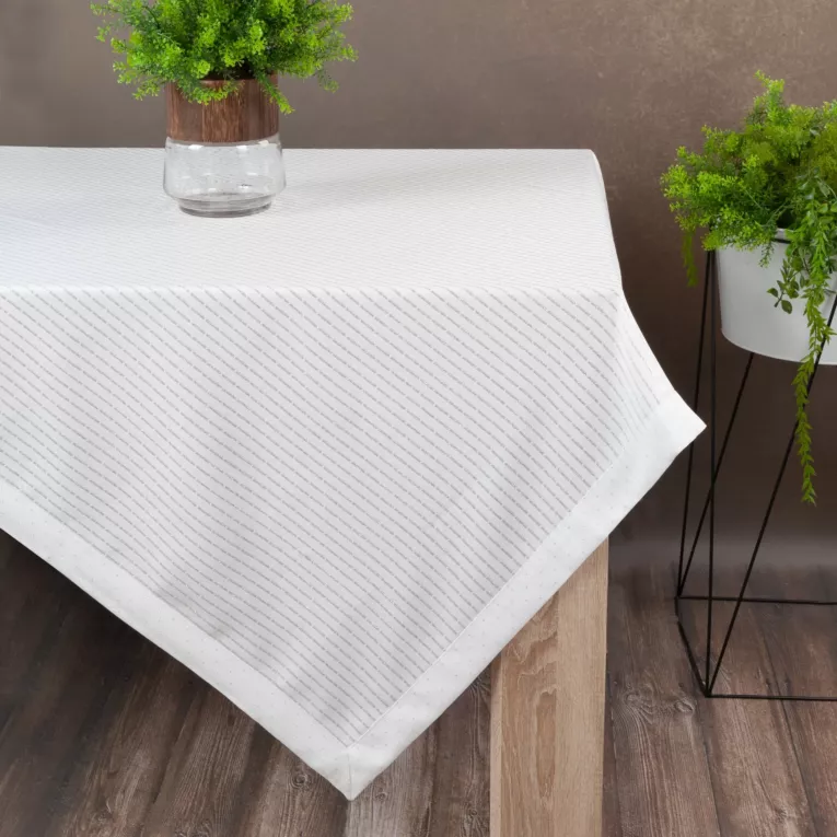 Obrus biały 140x240 cm ELIZA zdobiony srebrną błyszczącą nicią z elegancką listwą