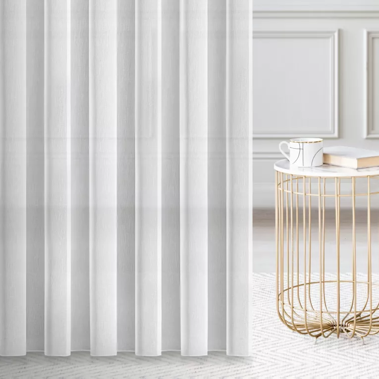 Firana szyta na taśmie fala CAROLINA biała z miękkiej matowej tkaniny z efektem drobnego deszczyku, wykończona obciążnikiem