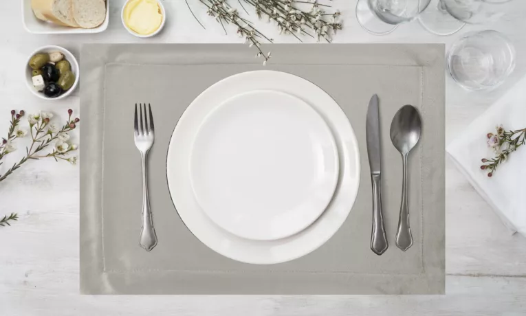 Komplet podkładek 4 szt srebrnych 30x40 cm welwetowych MELINDA z ozdobną listwą