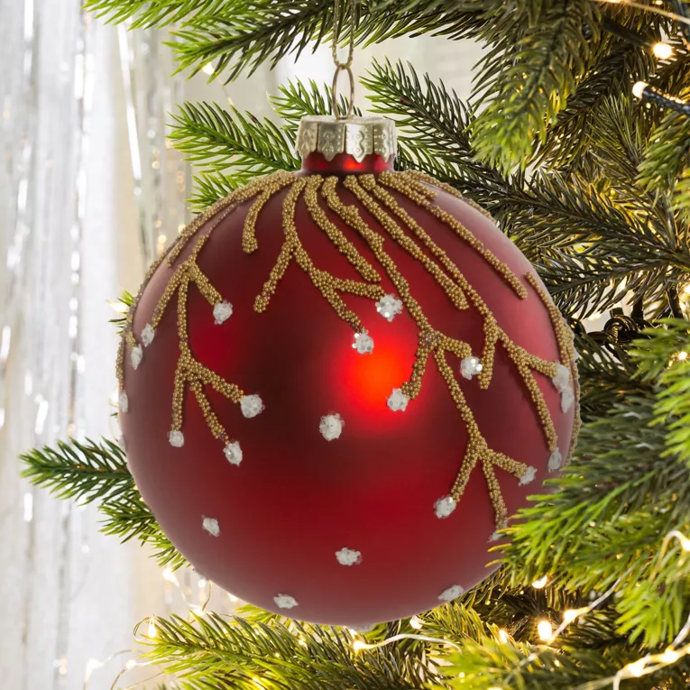 Szklana bombka z motywem gałązek zdobiona ręcznie