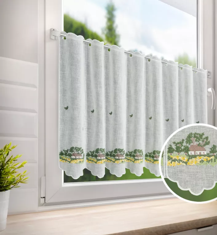 Tkanina firanowa zazdrostka z etaminy zdobiona haftem wiejskiego domku