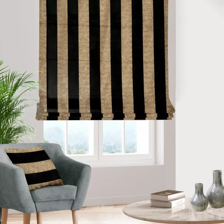 Roleta rzymska czarno złota z szenilowej tkaniny w pasy przetykane błyszczącą nicią