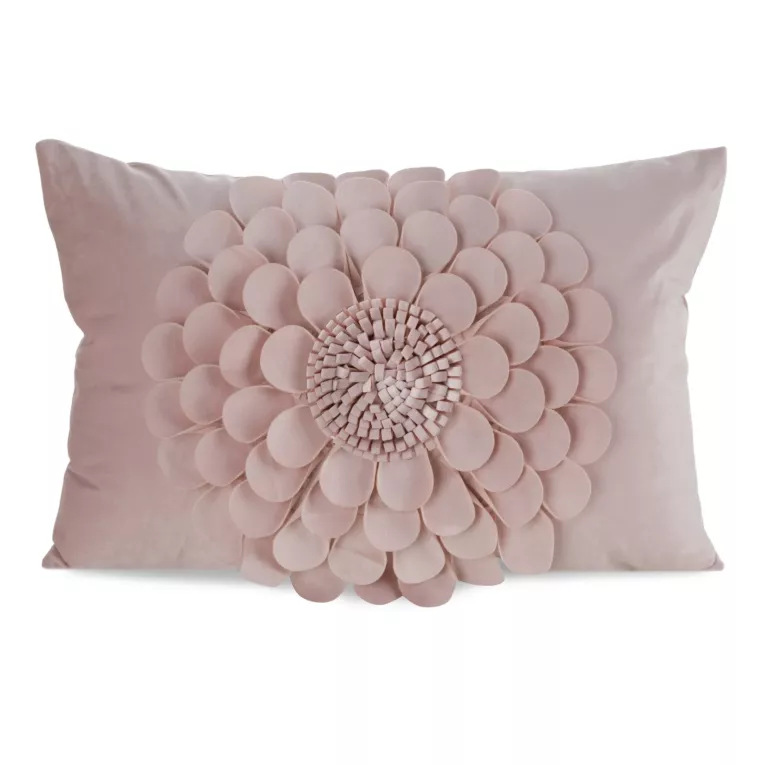 Poszewka na poduszkę 30 x 50 cm z welwetu kolor pudrowy zdobiona trójwymiarowym motywem kwiatu FLORES 2