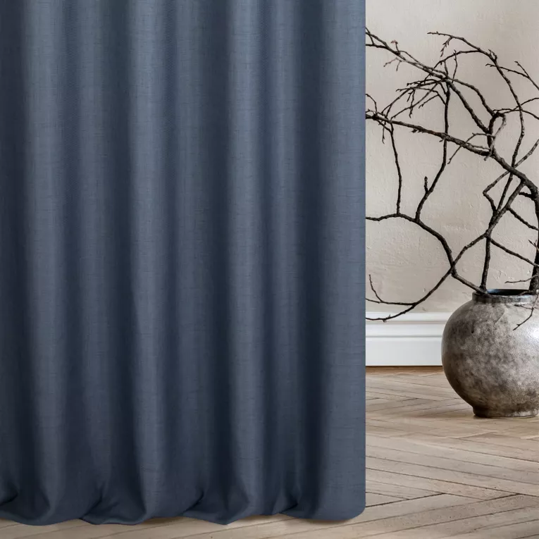 Zasłona szyta na taśmie 5 cm ciemnoniebieska z tkaniny w stylu eko o naturalnym splocie
