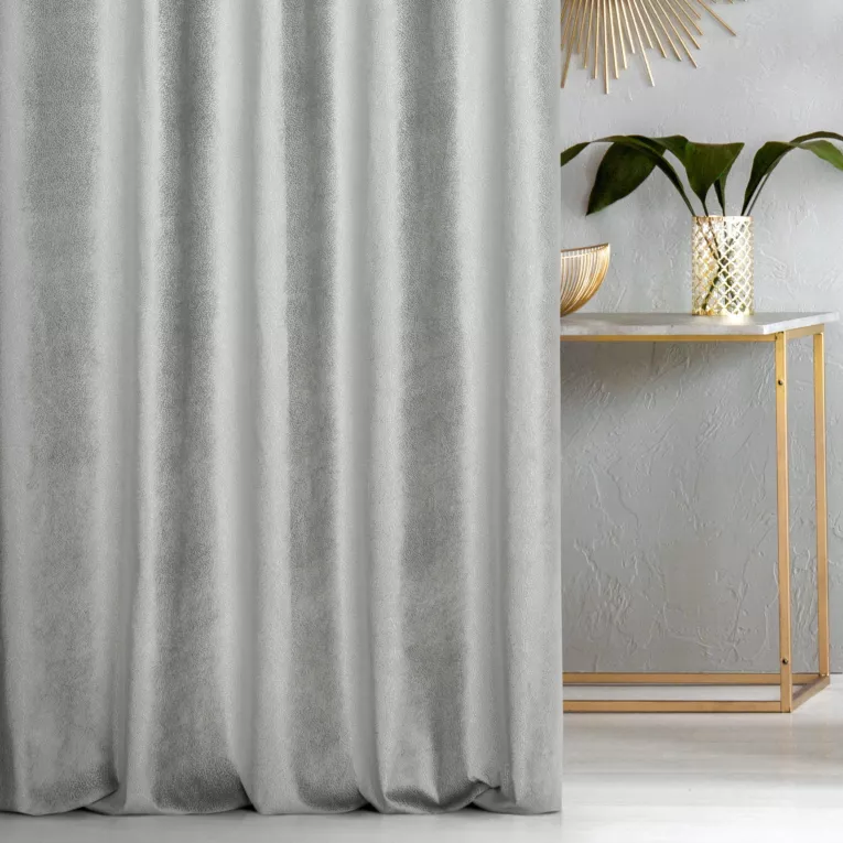 Zasłona szyta na taśmie 5 cm SAFARI srebrna z miękkiej welwetowej tkaniny w wytłaczany drobny wzór