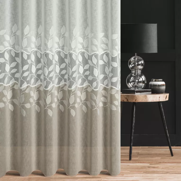 Firana szyta na taśmie 5 cm kremowo beżowa z matowej dwukolorowej etaminy zdobionej roślinną aplikacją, wykończona obciążnikiem