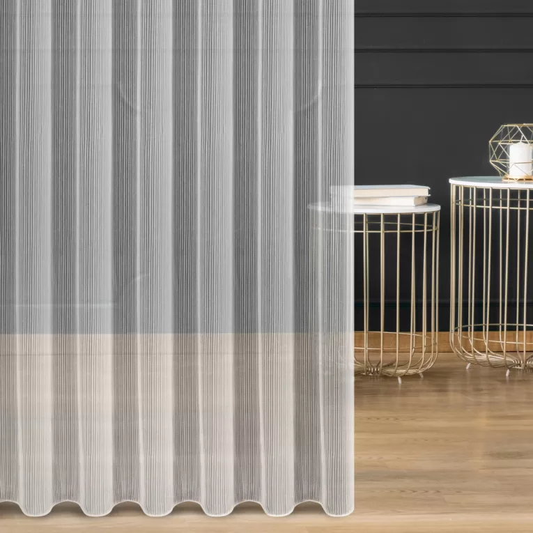 Firana szyta na flexach biała z drobnej siatki w pionowe prążki, wykończona obciążnikiem