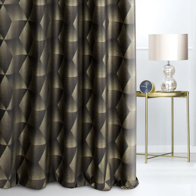 Zasłona szyta na taśmie 5 cm czarno złocista z tkaniny welwetowej zdobionej delikatnie połyskującym drukiem