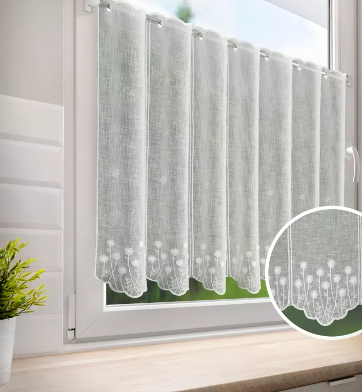 Tkanina firanowa zazdrostka z etaminy zdobiona haftem letnich kwiatów