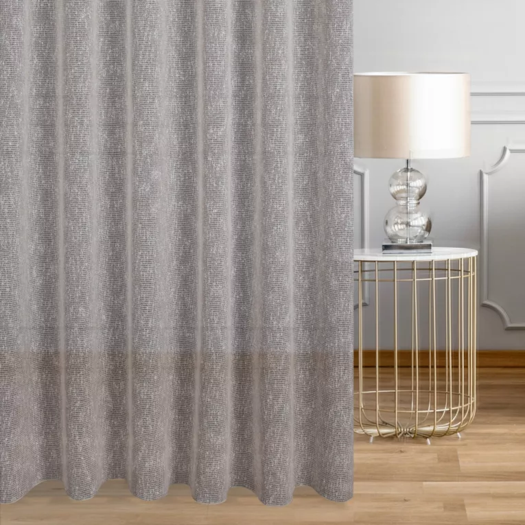 Firana szyta na przelotkach beżowa z matowej siatki w stylu eko, wykończona obciążnikiem