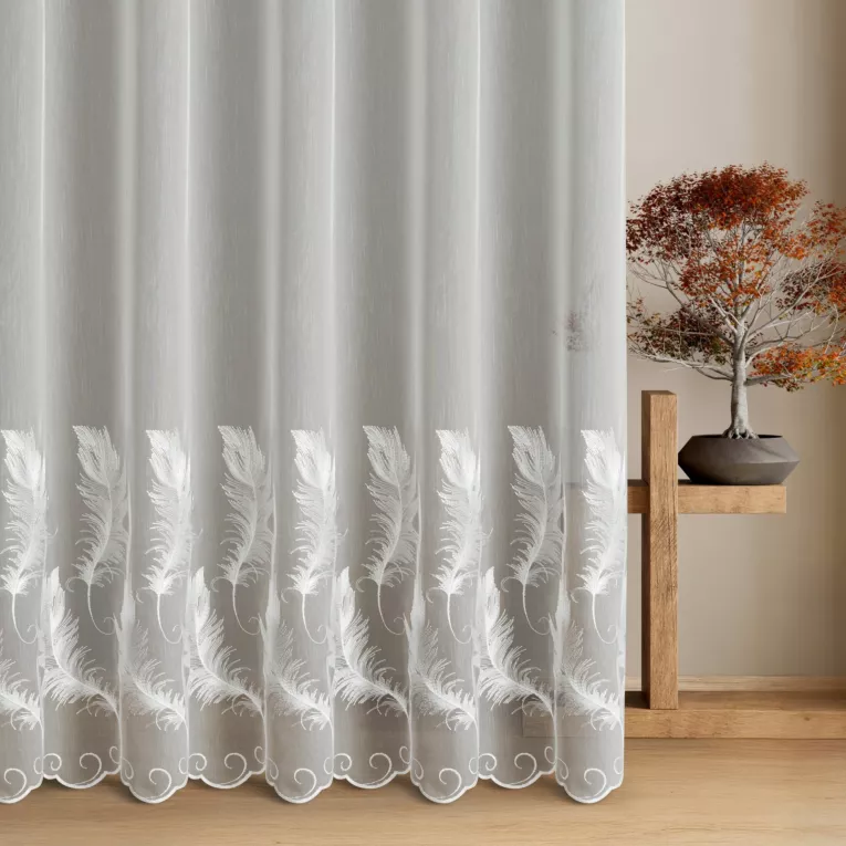 Firana szyta na taśmie 5 cm biała z delikatnej tkaniny typu aden zdobionej drobnym haftem