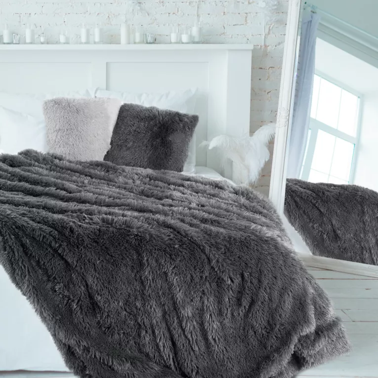 Narzuta LETTIE z miękkiego i przyjemnego w dotyku ekologicznego futerka z długim włosem