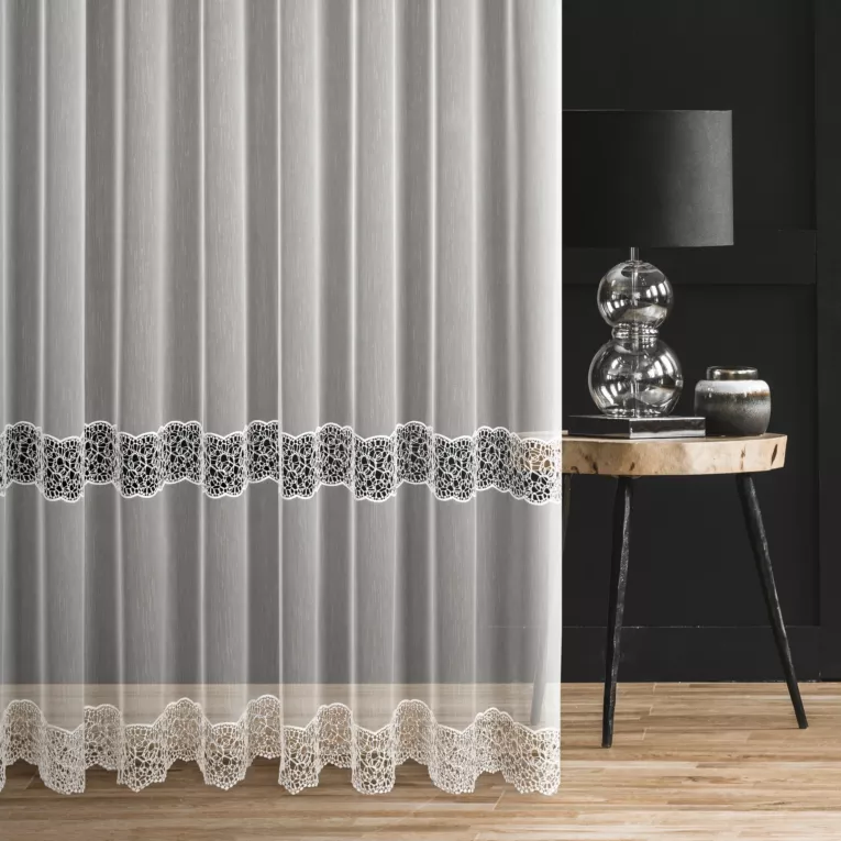 Firana szyta na taśmie 5 cm naturalna z delikatnej tkaniny typu aden zdobiona aplikacją