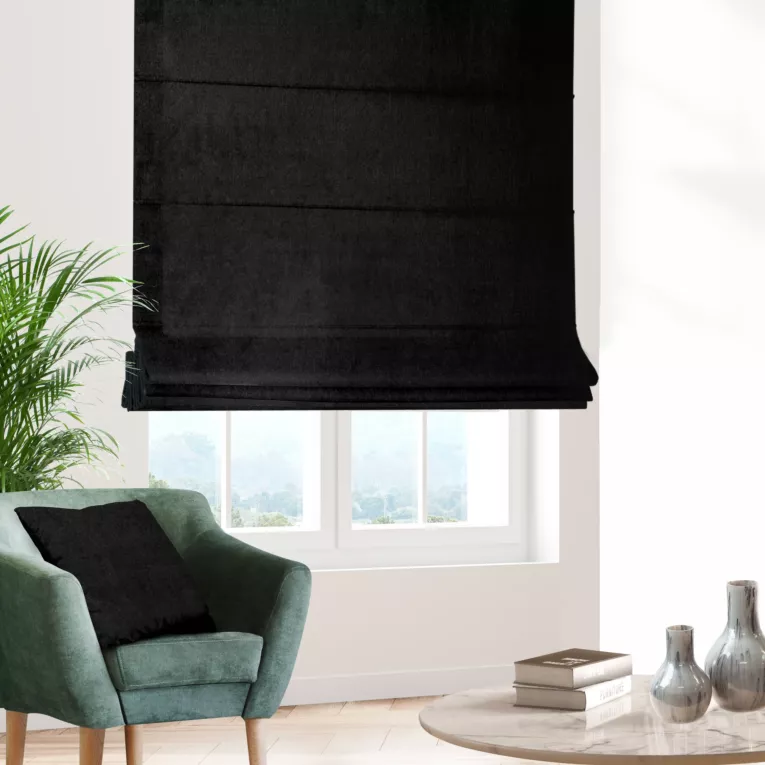 Roleta rzymska czarna z miękkiej półmatowej tkaniny welwetowej