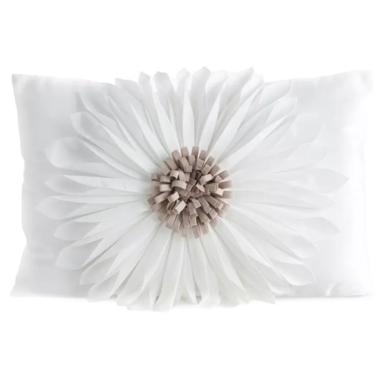 Poszewka na poduszkę 30 x 50 cm z welwetu kolor kremowo, beżowy zdobiona dużym kwiatem 3D FLORES 3