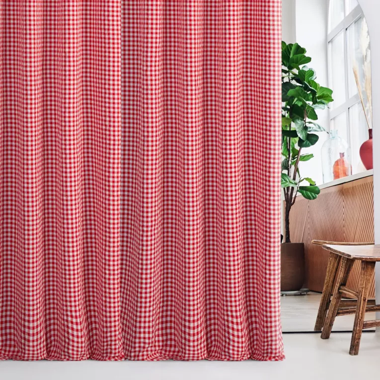 Zasłona szyta na flexach czerwono biała z delikatnej tkaniny w kratkę