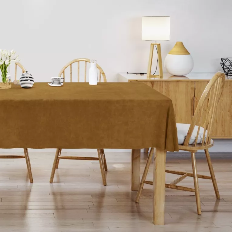 Obrus szyty DORA - HIT jasnobrązowy z miękkiej tkaniny o welurowej strukturze