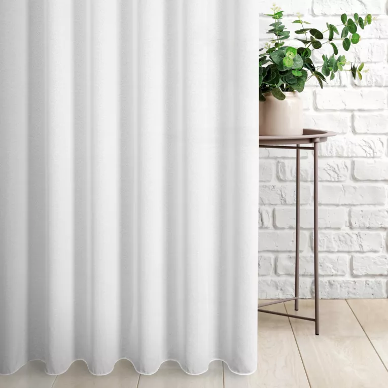 Firana szyta na taśmie 5 cm biała z tkaniny z efektem deszczyku i lekkim połyskiem, wykończona obciążnikiem