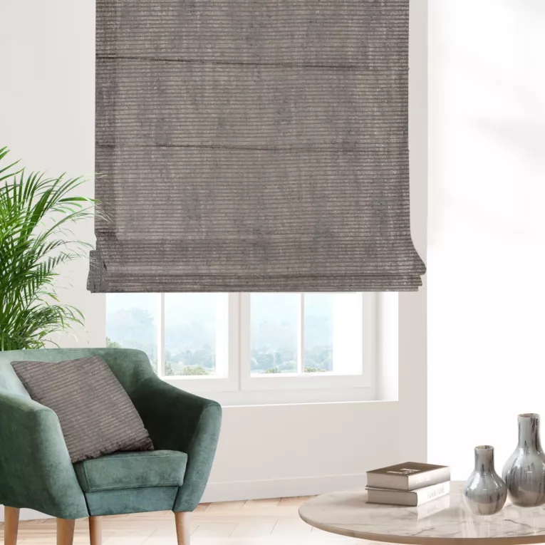 Roleta rzymska popielato złota z tkaniny o naturalnym splocie w pasy, z delikatnym połyskiem