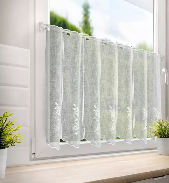 Tkanina firanowa zazdrostka z etaminy zdobiona roślinnym haftem