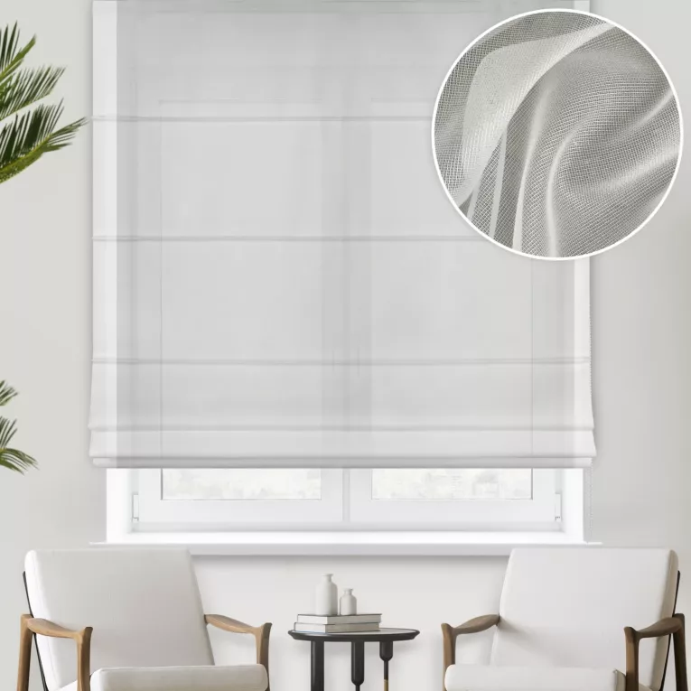 Roleta rzymska kremowa z delikatnej tkaniny z efektem deszczyku, wykończona obciążnikiem