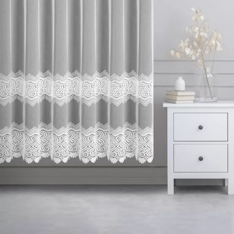 Firana szyta na taśmie 5 cm biała z matowej tkaniny z efektem deszczyku zdobionej aplikacją w formie poziomych pasów