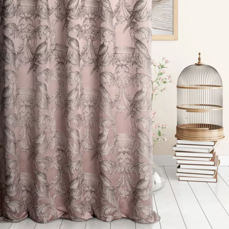 Zasłona szyta na taśmie 5 cm pudrowo różowa z miękkiej szlachetnej tkaniny z oryginalnym wzorem