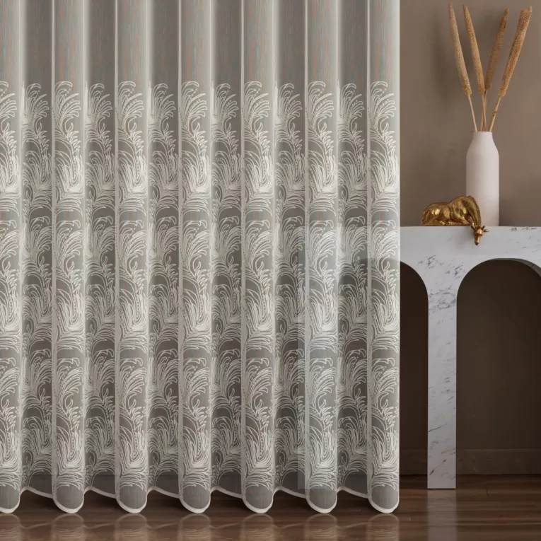 Firana szyta na taśmie 5 cm naturalna z tkaniny z efektem deszczyku zdobionej fantazyjnym haftem