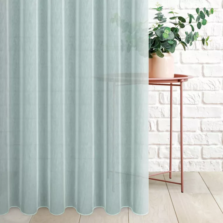 Tkanina firanowa gładka, z delikatnym deszczykiem, wykończona obciążnikiem