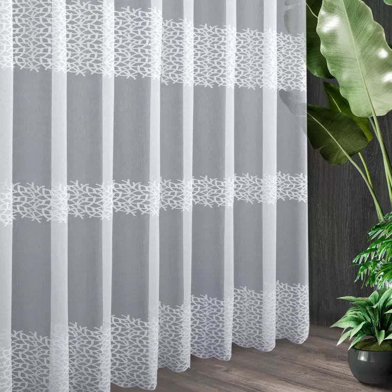 Tkanina firanowa typu aden z trzema pasami roślinnego haftu