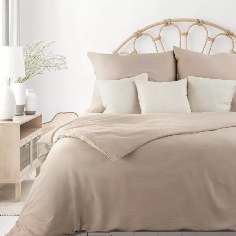 Pościel 160x200 cm bawełniana z dodatkiem wiskozy kolor beżowy w paseczki SEVILLE 7 Terra Collection