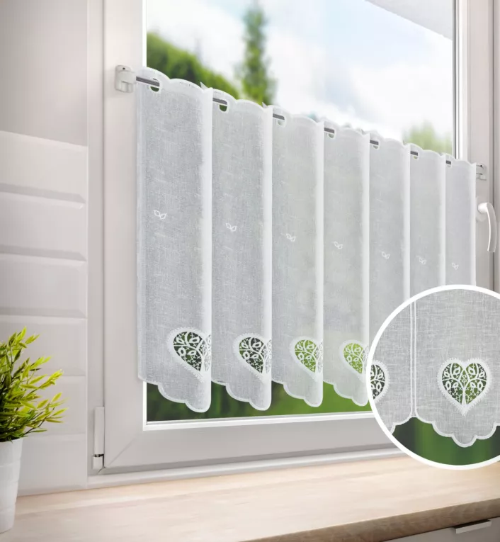 Tkanina firanowa zazdrostka z etaminy zdobiona haftem ażurowym