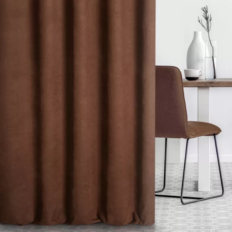 Zasłona szyta na taśmie 5 cm DORA - HIT brązowa z miękkiej tkaniny o welurowej strukturze