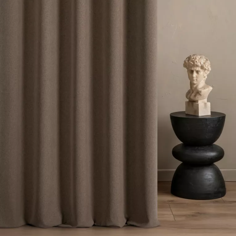 Zasłona szyta na taśmie 5 cm brązowa z gładkiej jednokolorowej tkaniny o jodełkowym splocie