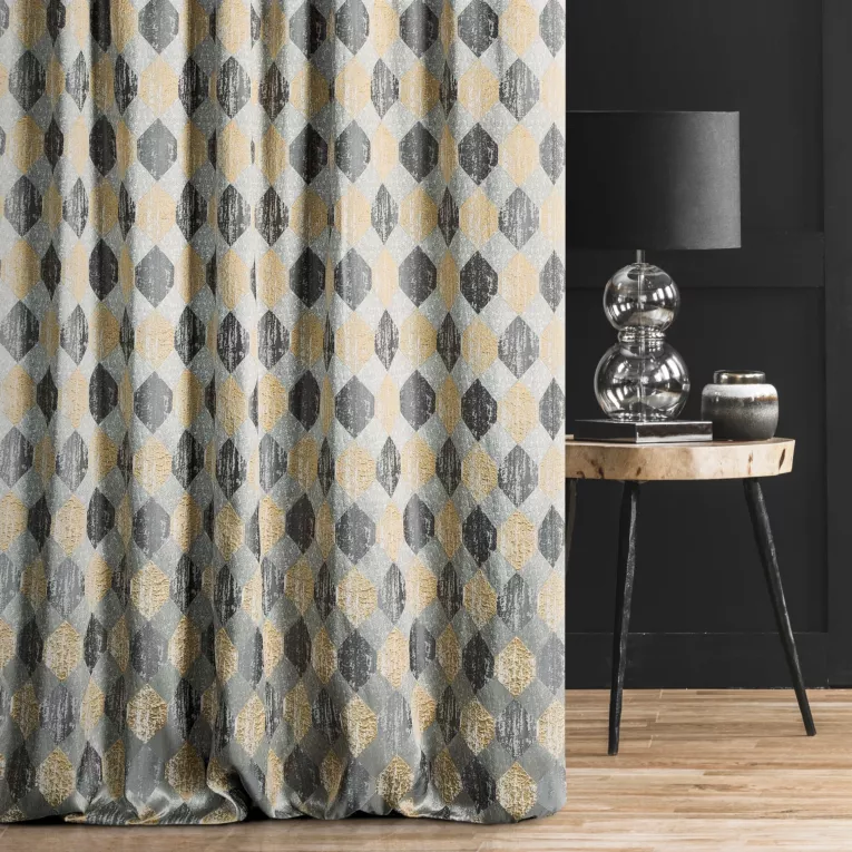 Zasłona szyta na taśmie 5 cm NEVIA srebrno złota z ekskluzywnej połyskującej tkaniny o geometrycznym wzorze Italissima Eva Minge