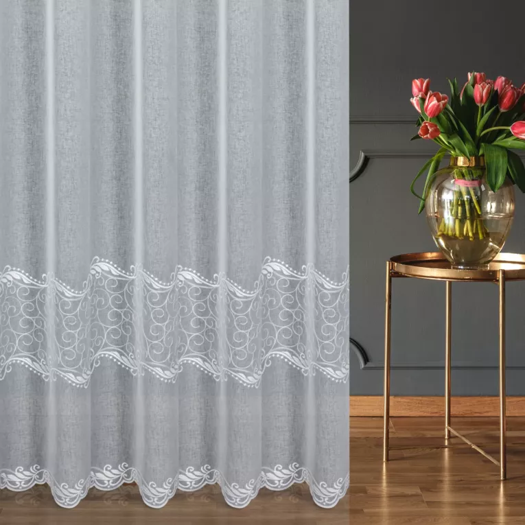 Firana szyta na taśmie 5 cm biała z miękkiej etaminy, zdobionej fantazyjnym haftem