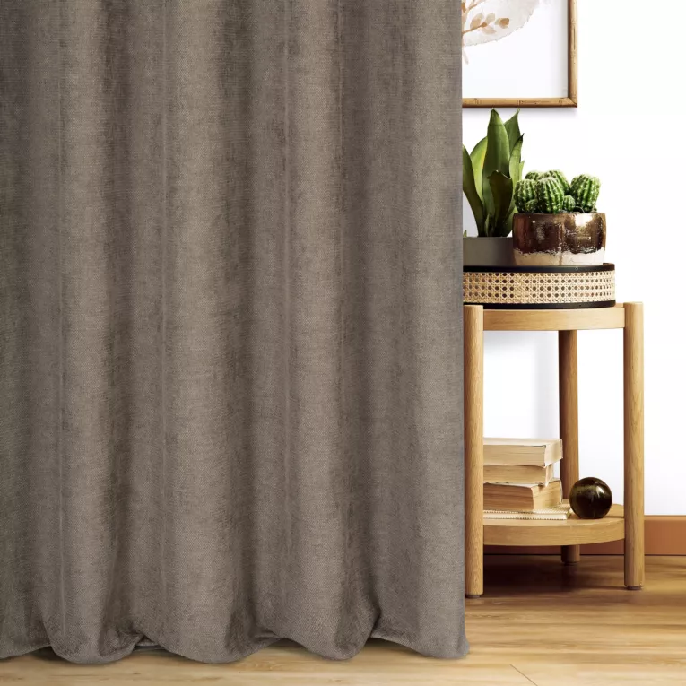 Zasłona szyta na taśmie 5 cm brązowa z miękkiej w dotyku tkaniny szenilowej