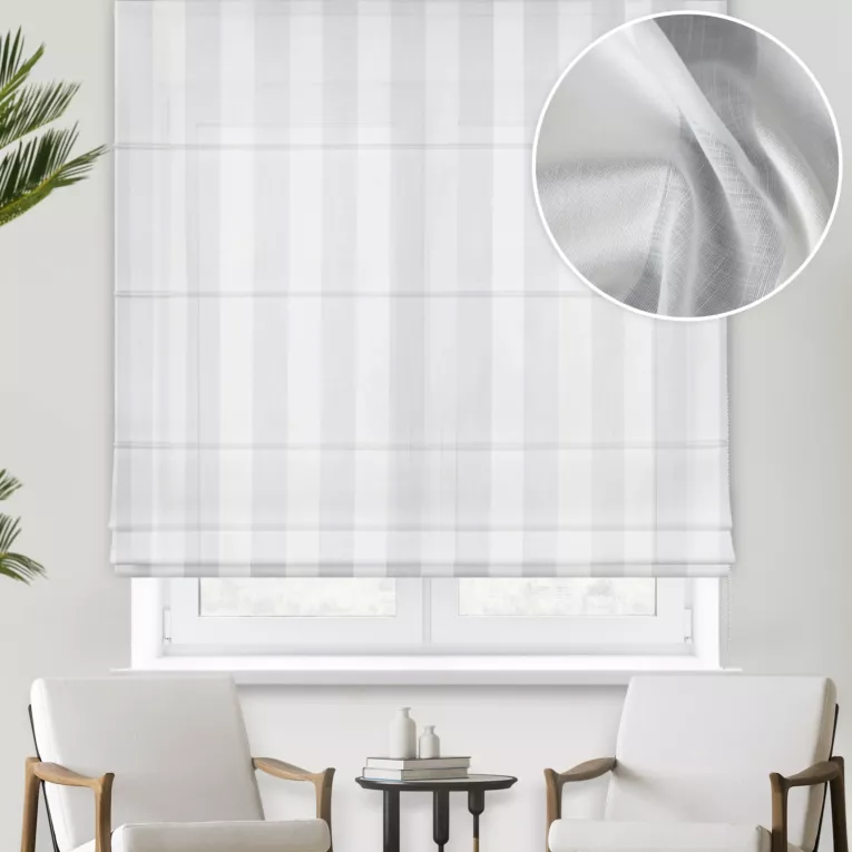 Roleta rzymska naturalna z matowej tkaniny w połyskujace pionowe pasy, wykończona obciążnikiem