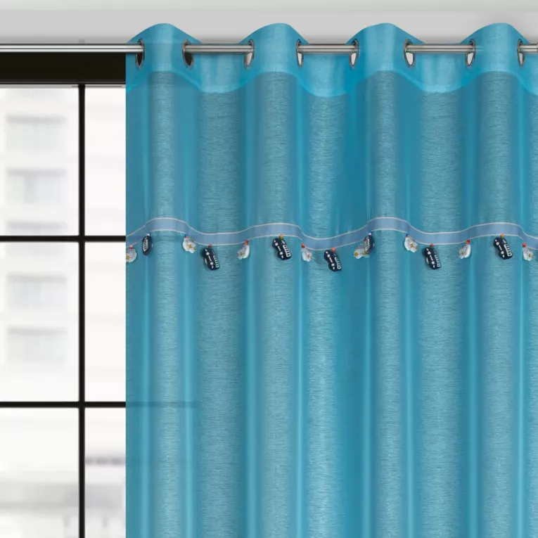 Firana niebieska z etaminy zdobiona taśmą dekoracyjną z wiszącymi trójwymiarowymi samochodzikami 140x250 cm przelotka CAR