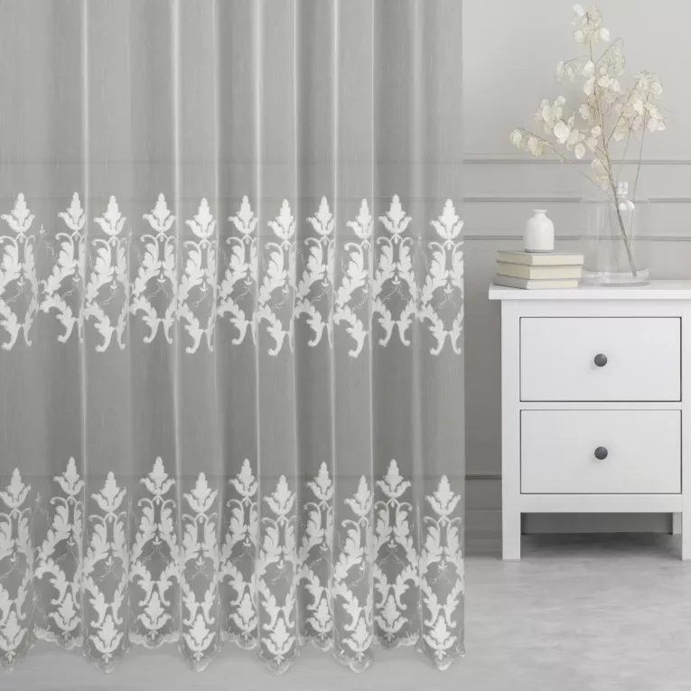 Firana szyta na przelotkach naturalna z matowej tkaniny ADEN ozdobionej szenilowym haftem ornamentowym Pierre Cardin