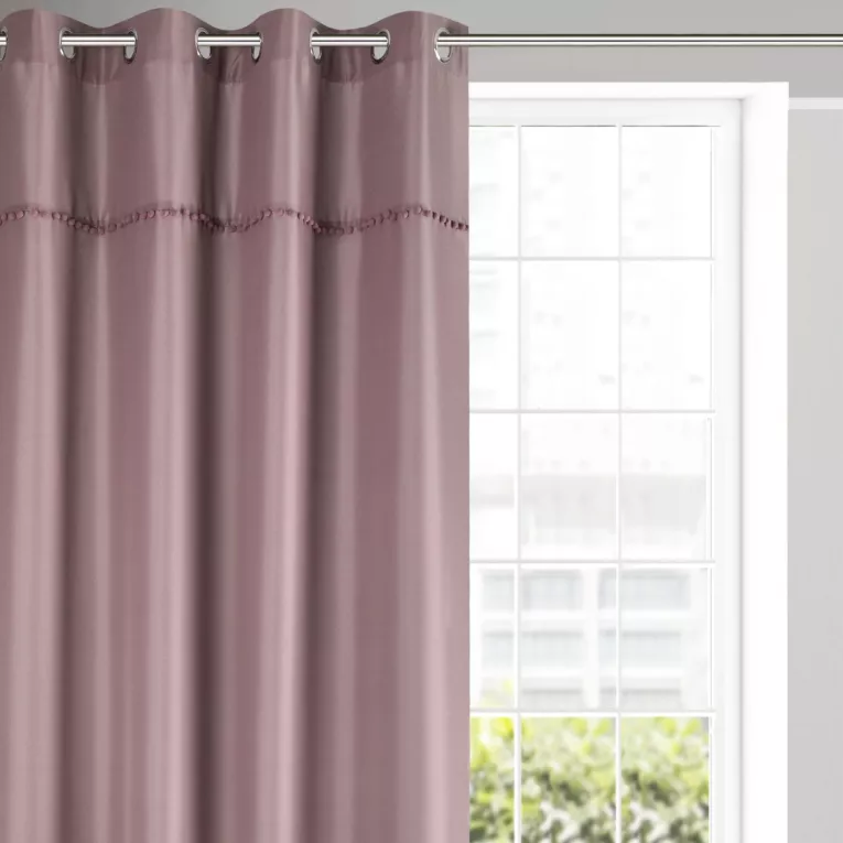 Zasłona zdobiona pasmanterią z pomponami