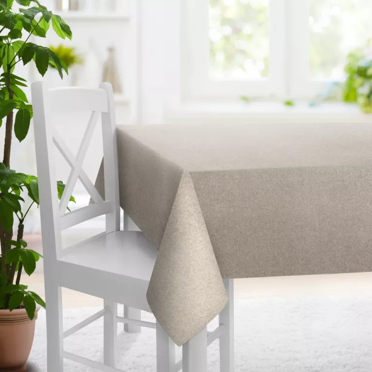 Obrus szyty kremowy z tkaniny trudnopalnej, zaciemniającej, typu blackout z efektem melanżu