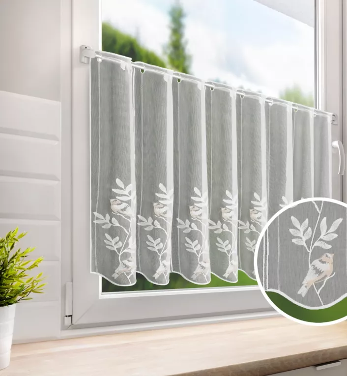 Tkanina firanowa zazdrostka z Adenu zdobiona haftem roślinnym