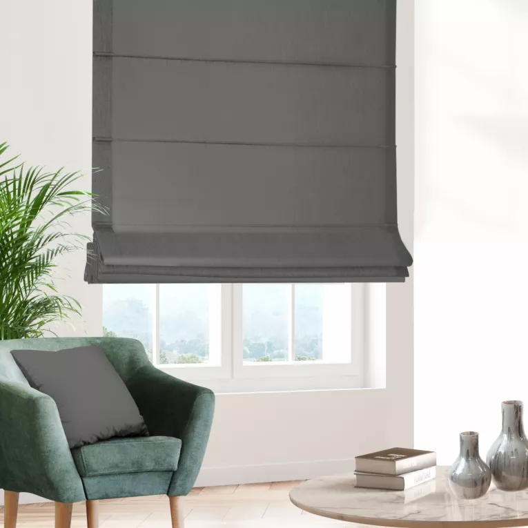Roleta rzymska ciemnostalowa z gładkiej zaciemniającej tkaniny typu dimout
