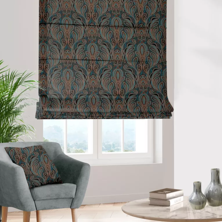 Roleta rzymska turkusowo miedziana z miękkiej w dotyku tkaniny, z fantazyjnym wzorem ornamentowym